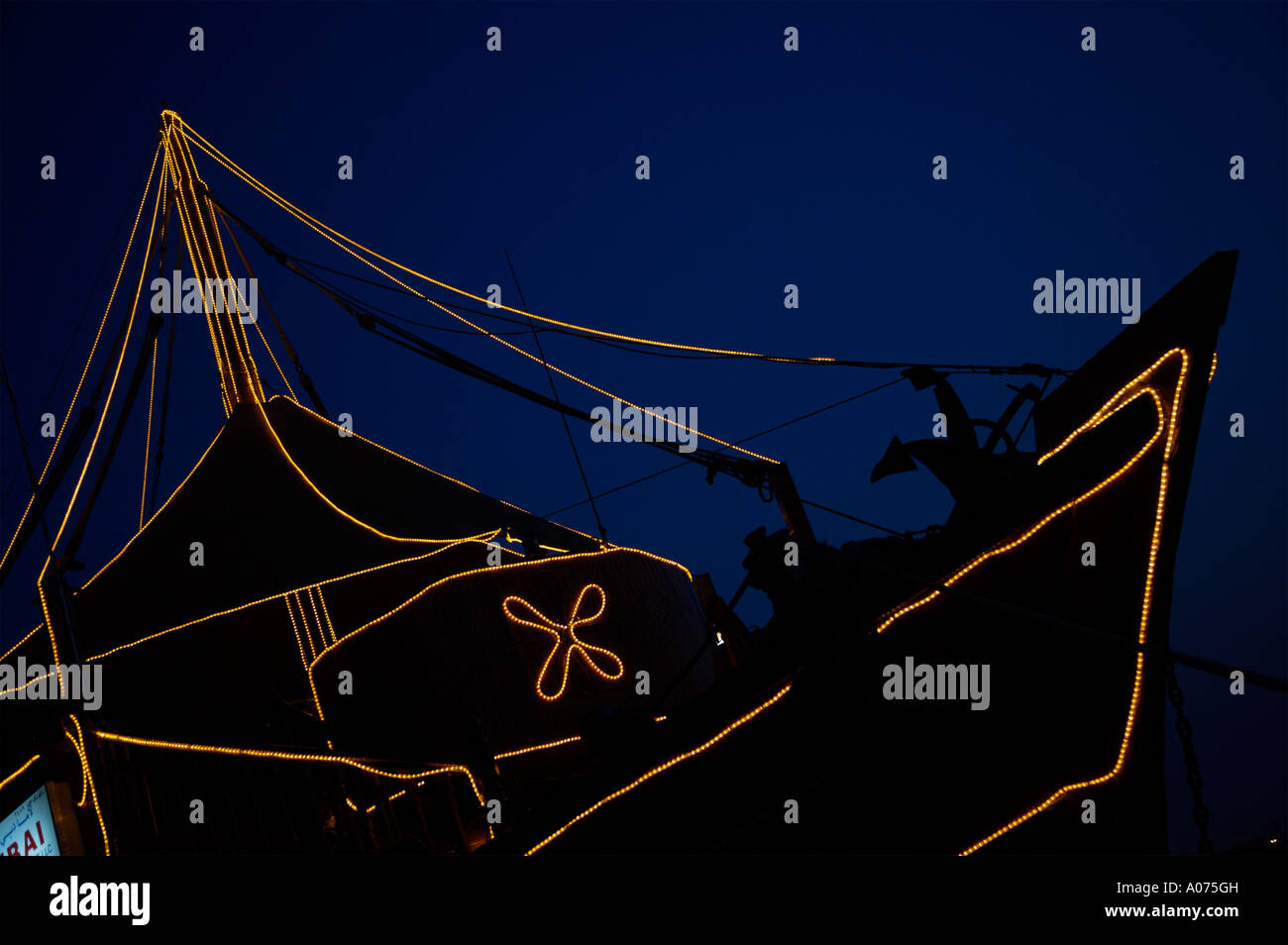 Glühbirne leuchtet in der Dämmerung warten auf Touristen entlang der Deira Creek arabische Dhau Stockfoto