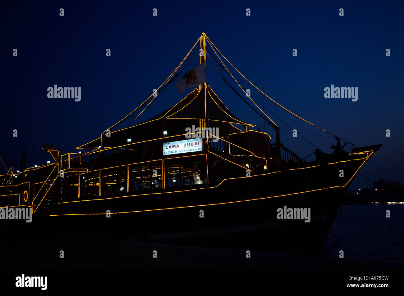 Glühbirne leuchtet in der Dämmerung warten auf Touristen entlang der Deira Creek arabische Dhau Stockfoto