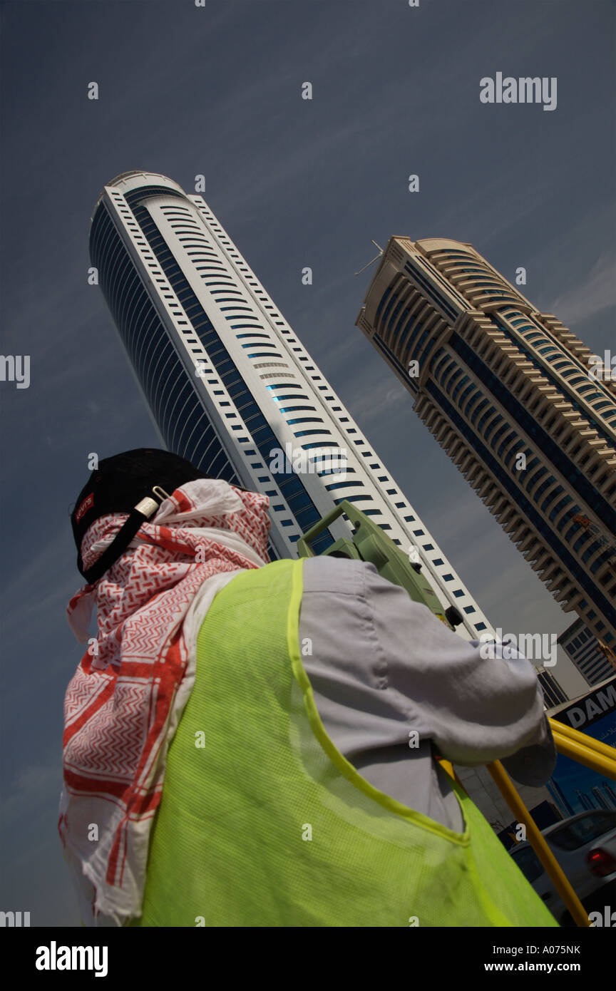 Bau Arbeiter Surveyor bei Arbeiten in Dubai Vereinigte Arabische Emirate VAE bauen Website Vermessung Stockfoto