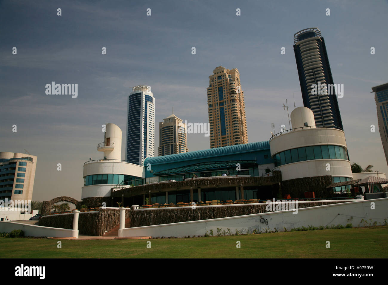 Hallo yacht Tech-Gebäude in der Skyline von Dubai mit Dubai Club im Vordergrund Stockfoto