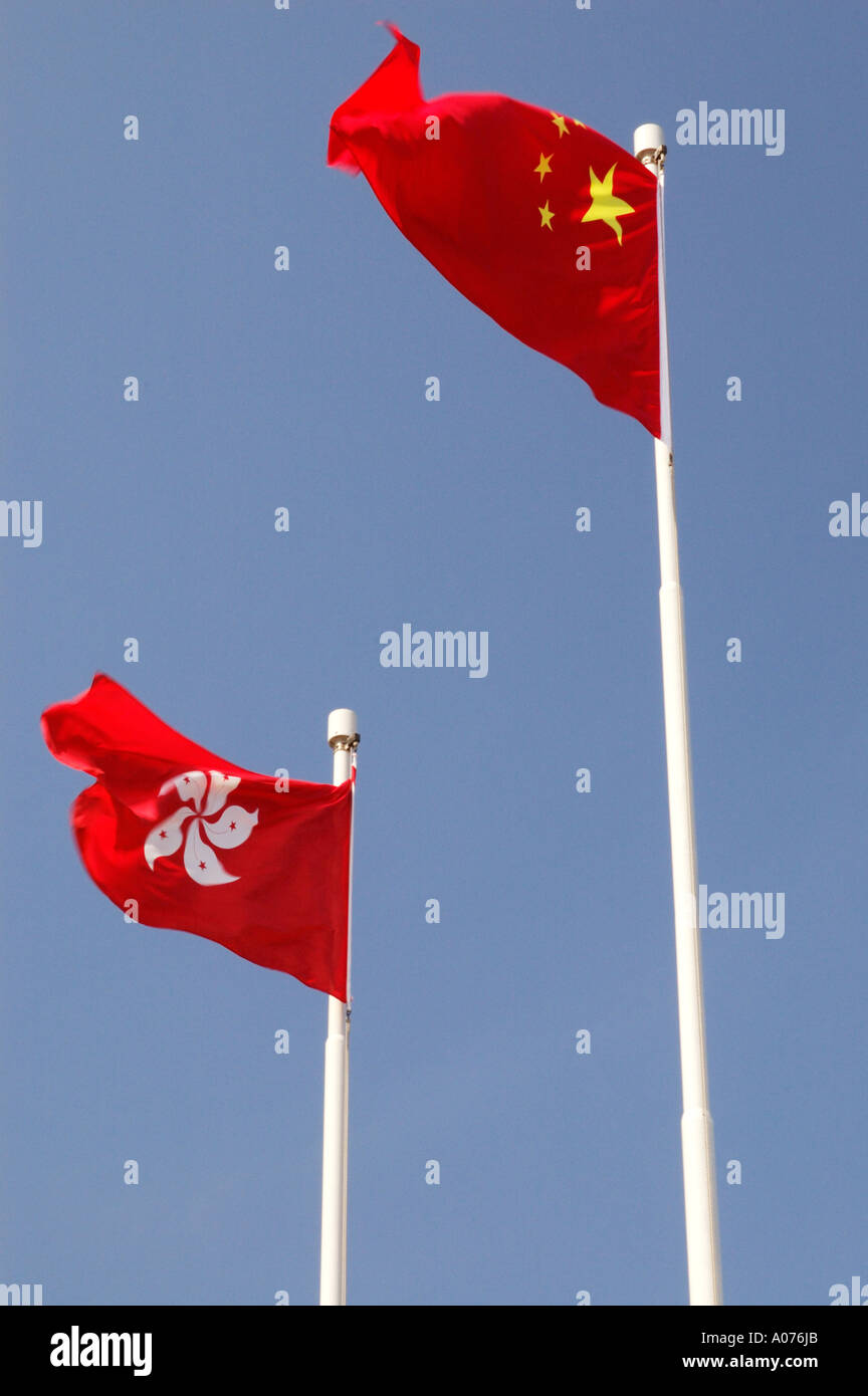 Die Flaggen der Volksrepublik China und Hong Kong Stockfoto