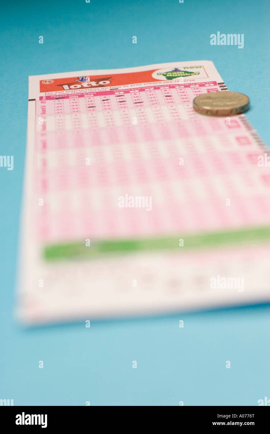 UK Lotto-National Lottery spielen Slip Anmeldeformular mit Pfund-Münze Stockfoto