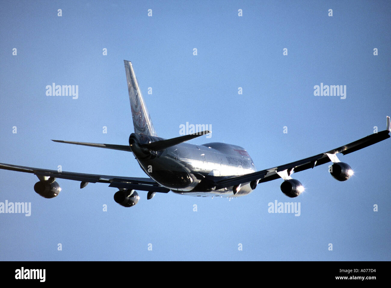 Boeing 747 Flugzeug mit Sonne glitzerte aus der Zelle Stockfoto