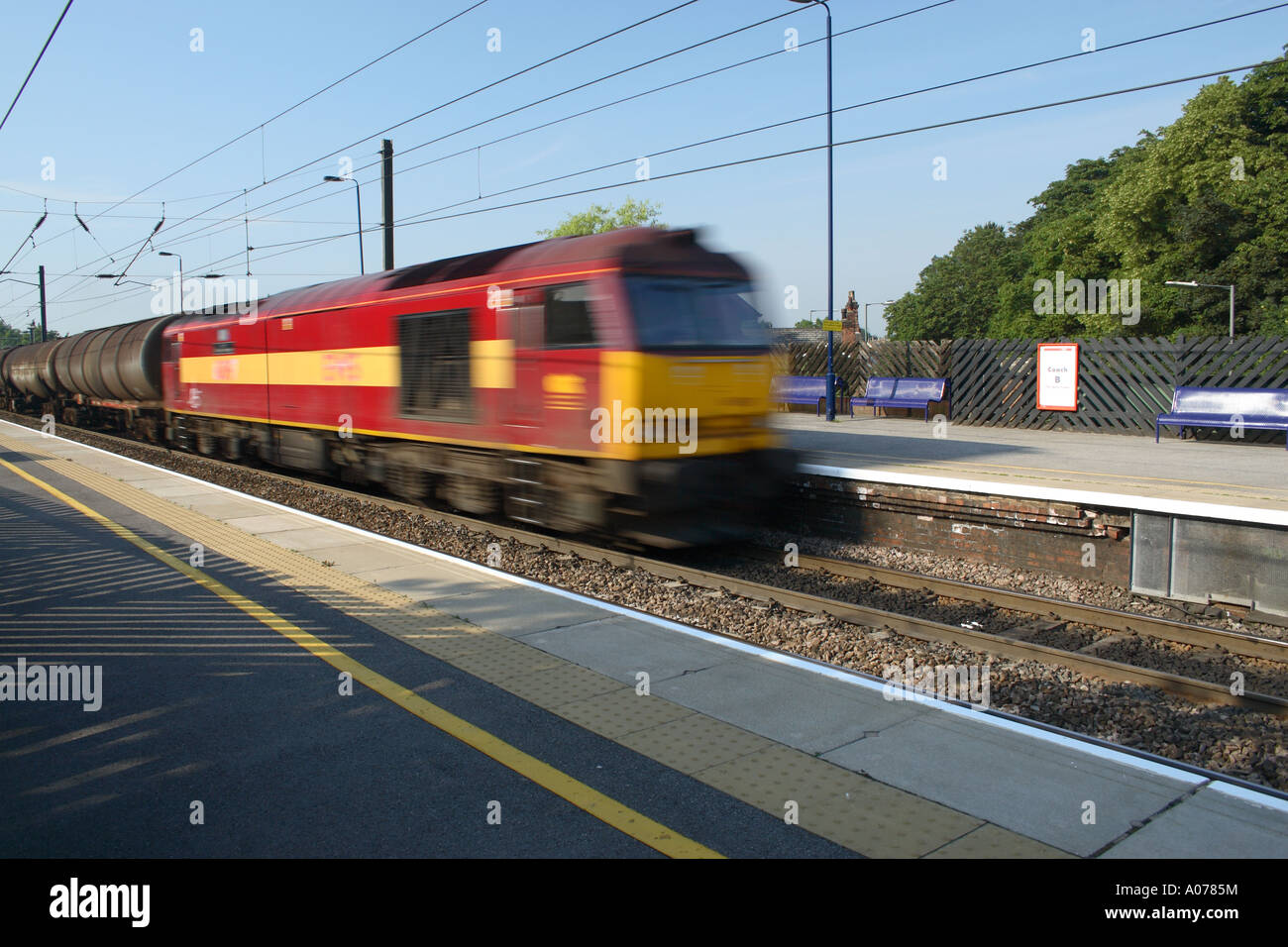 Güterzug auf der Durchreise Station in Northallerton in North Yorkshire Stockfoto