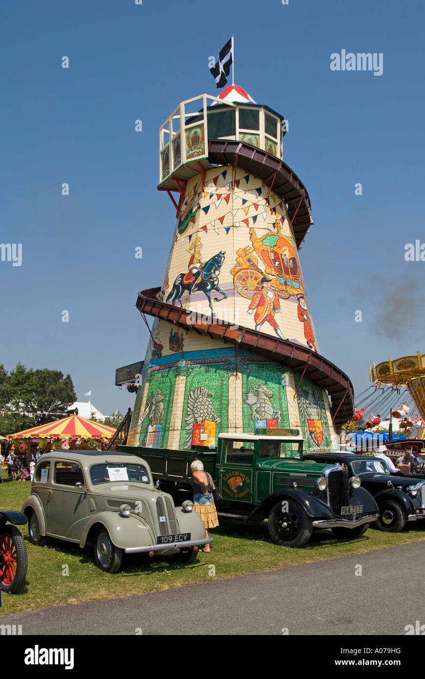 Royal Cornwall zeigen Festplatz Helter Skelter & Cornwall Flagge von St. Piran-Schutzpatronin der Bergleute Stockfoto