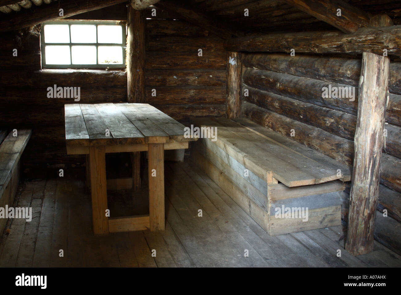Innenraum eines Bunkers in Weltkrieg zwei Partisanen Camp, wo Mitglieder der Widerstandsbewegung beruhten Stockfoto