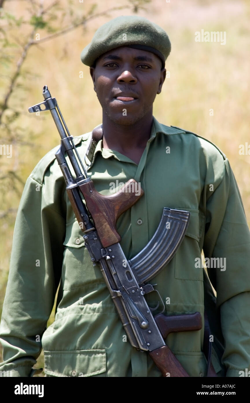 Spiel Parkranger, Lobo, Serengetti, Tansania, Ostafrika. Stockfoto