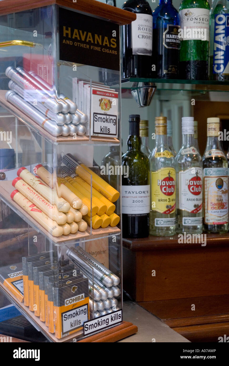 Eine Auswahl an Zigarren und kubanischen Rum in einer Bar in England Stockfoto