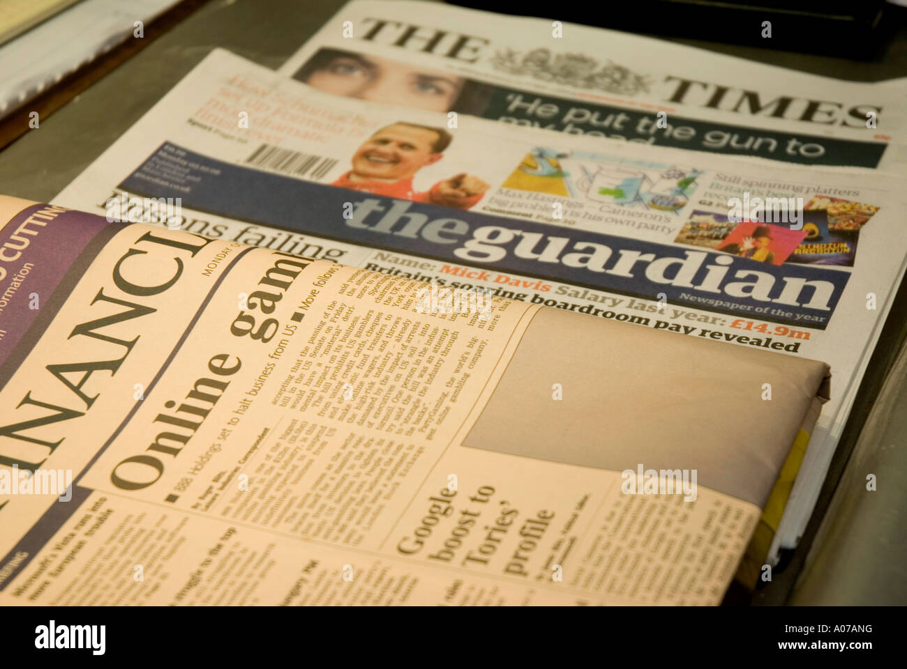 Eine Auswahl an britisches Broadsheet-Zeitungen auf einem Tisch in London England Stockfoto