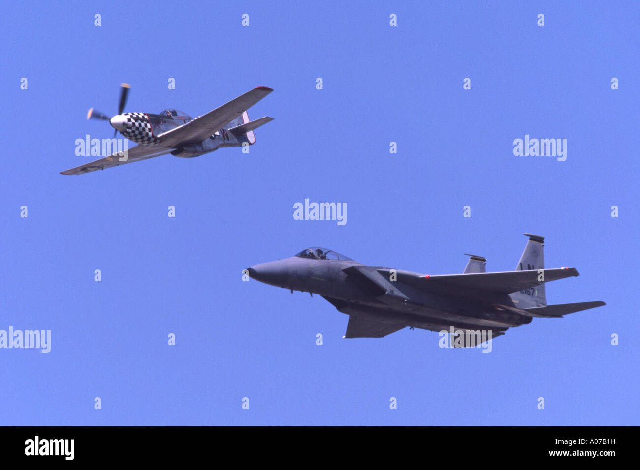 Boeing F - 15C Eagle und North American P - 51D Mustang in Fairford RIAT anzeigen Stockfoto
