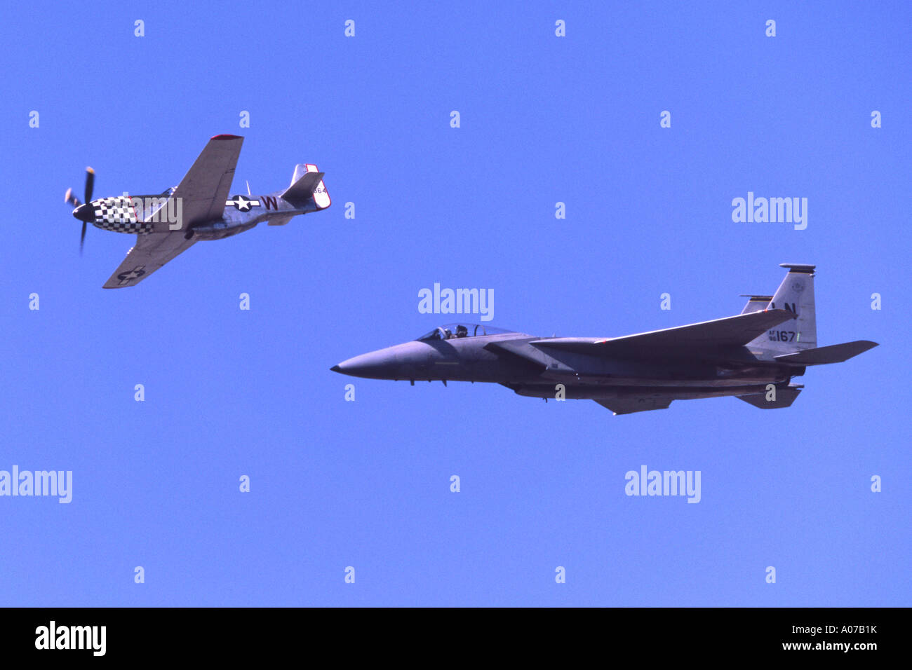 Boeing F - 15C Eagle und North American P - 51D Mustang in Fairford RIAT anzeigen Stockfoto