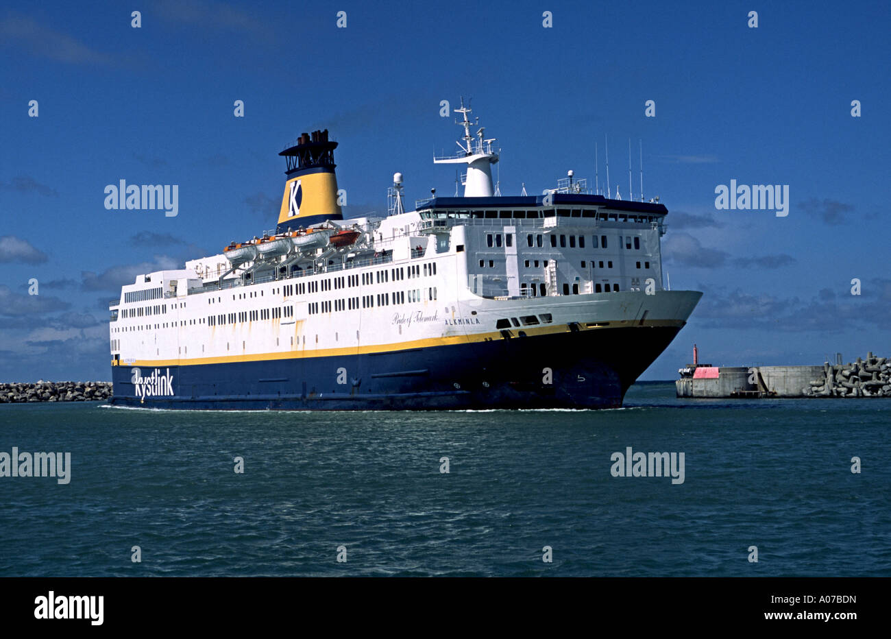 Die Kystlink-Fähre stolz von Telemark kommt in den dänischen Hafen Hirtshals Stockfoto