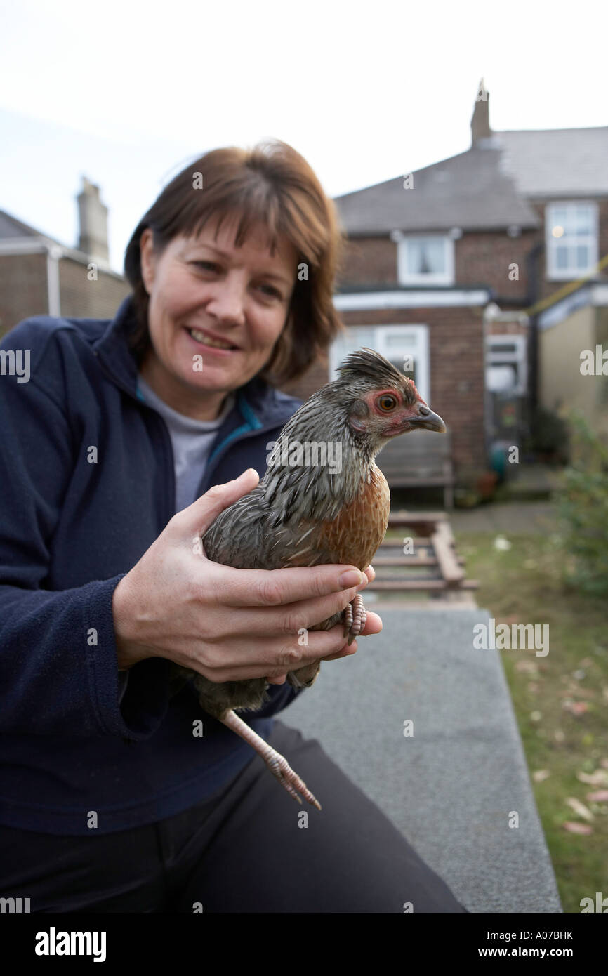 Städtischen Kleinbauer in Händen Vogel in der Hand hält, ein Zwerg Huhn Stockfoto
