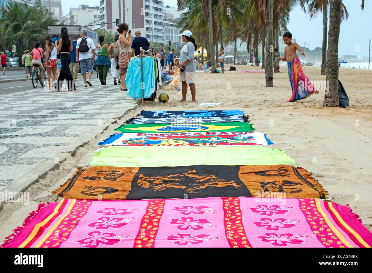 Bunte Strandtücher Ipanema Strand Rio De Janeiro Brasilien Stockfotografie