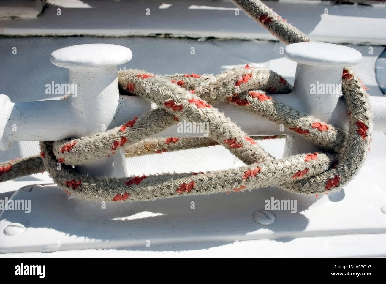 Nahaufnahme von Seil gebunden an Klampe auf einem Segelboot Stockfoto