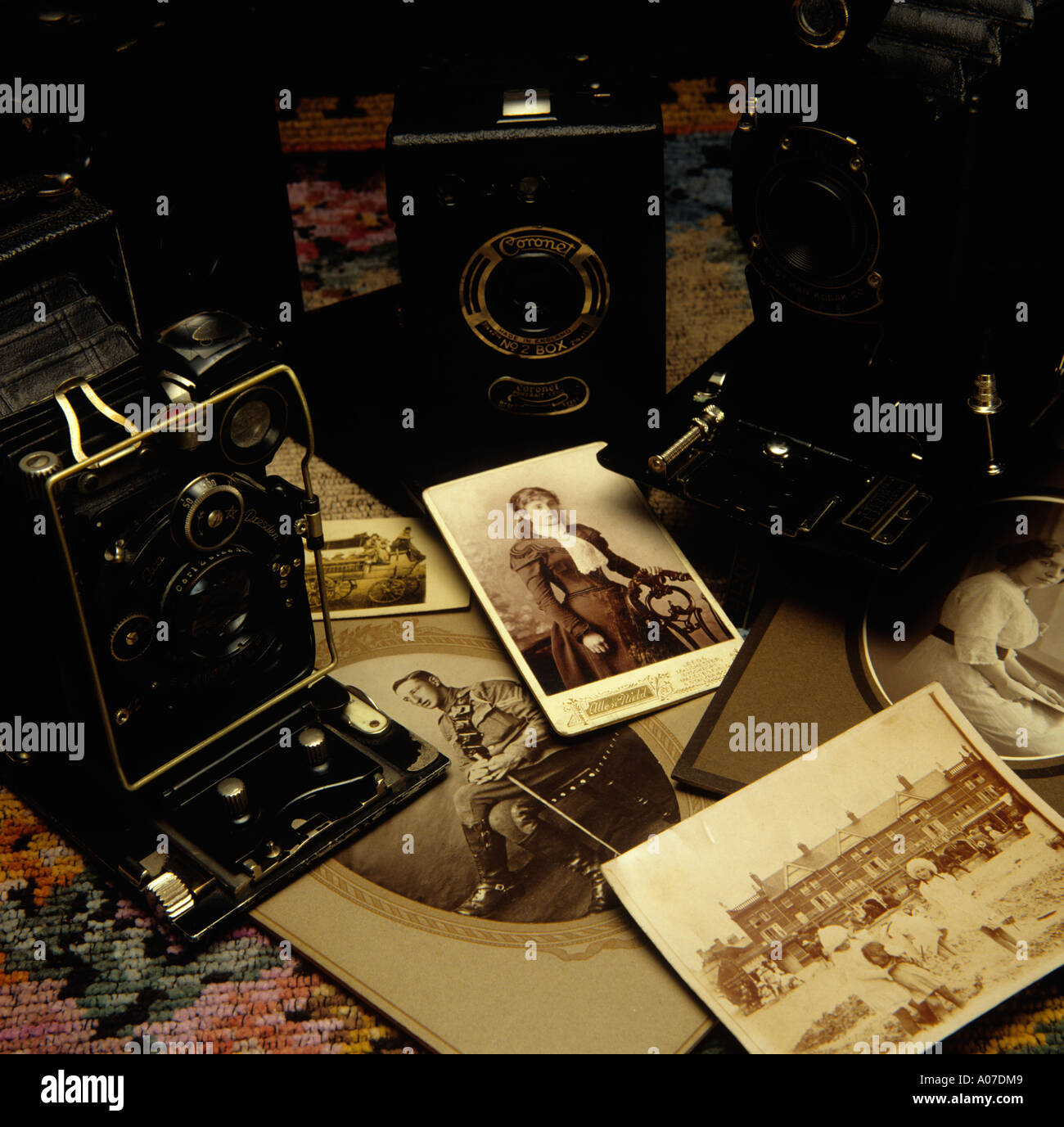 Nostalgie reißt alte Kameras mit Familienporträts Stockfoto