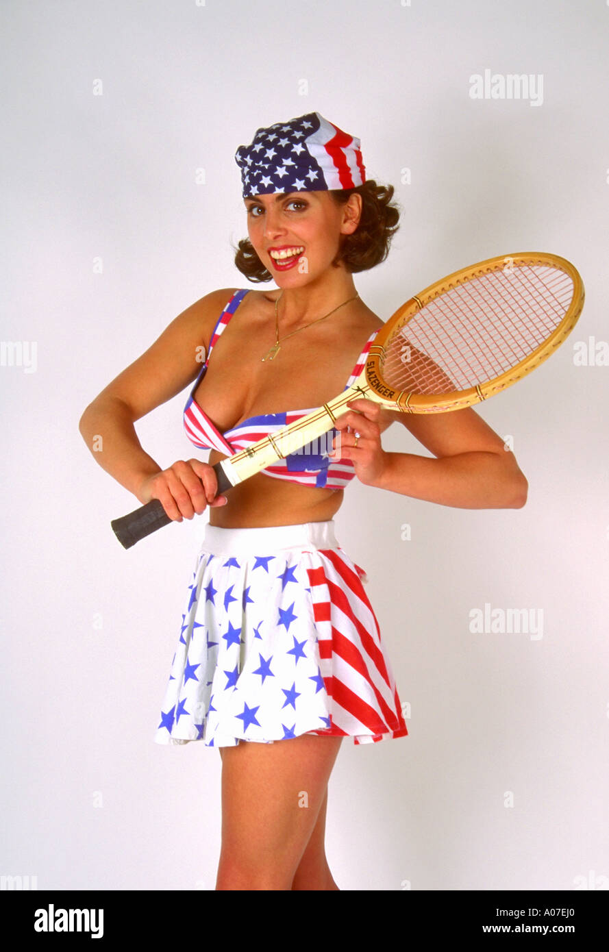 Porträt einer jungen Frau in einem Tennis-Outfit mit einem Tennisschläger Stockfoto