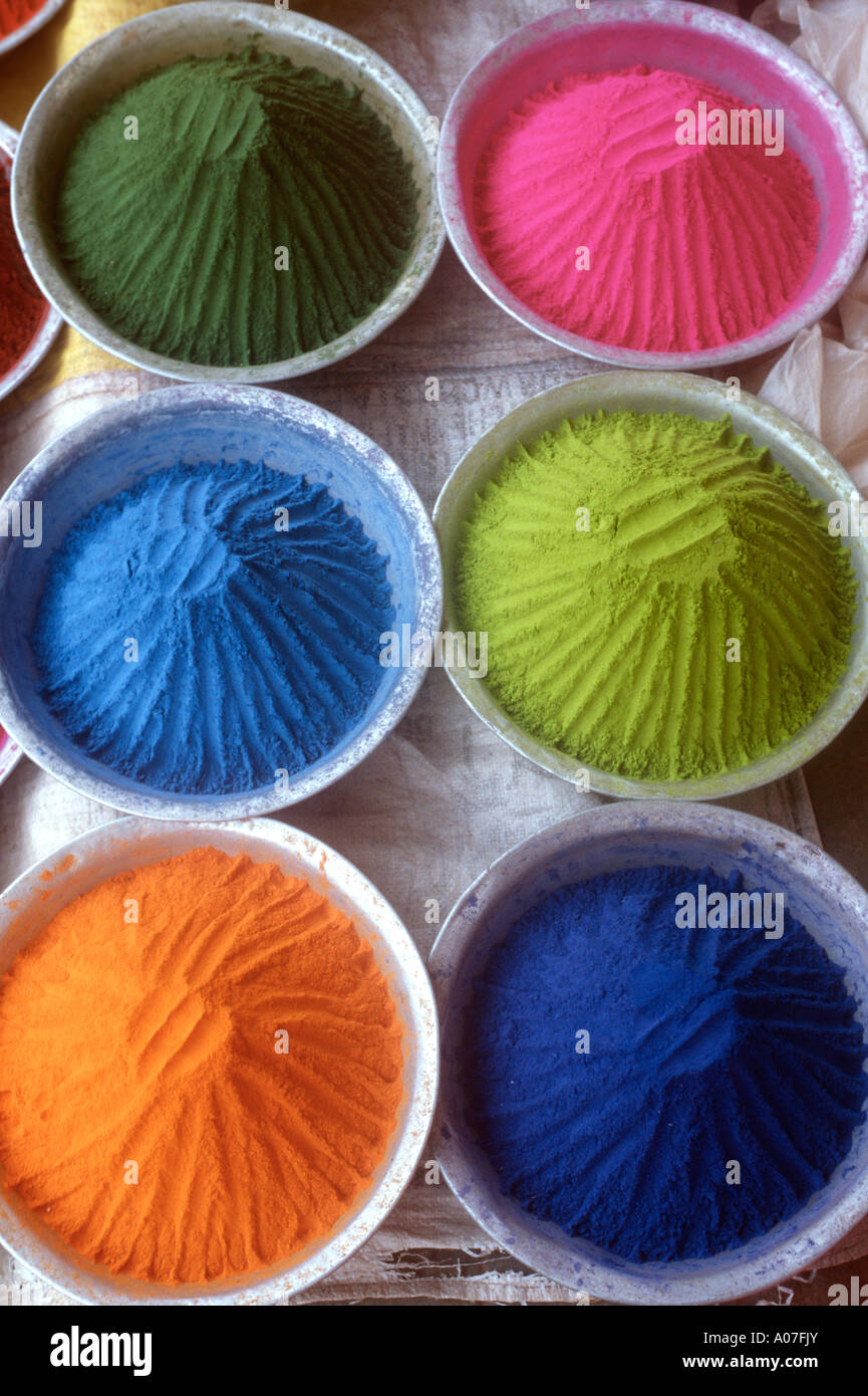 Schalen mit farbigen Pudern für verwenden im indischen Rangoli Gemälde zum Verkauf an einen indischen Markt in Puttaparthi, Andhra Pradesh, Indien. Stockfoto