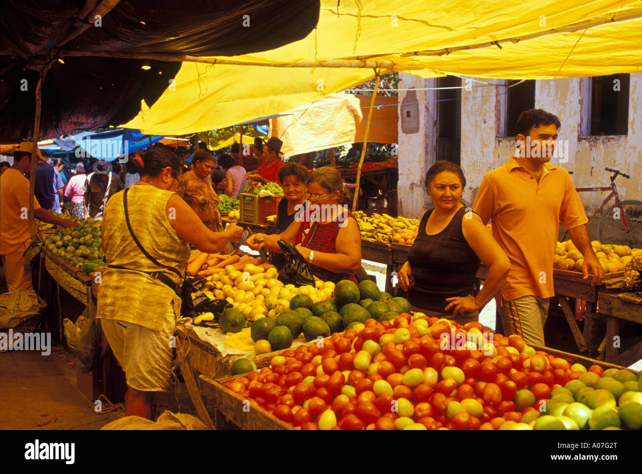 Street Market, Lebensmittel zum Verkauf (Gemüse, Obst) - populäre Commerce für einkommensschwache Kunden häufig bei kleinen Städte im Nordosten Brasiliens. Stockfoto