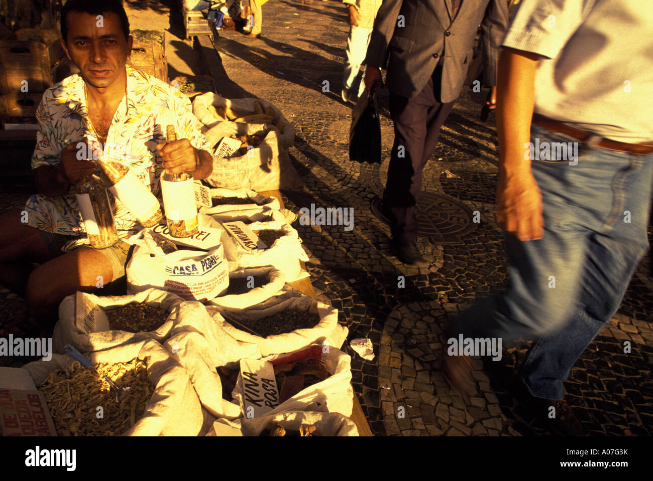 Straße Verkäufer - heilende Kräuter als Medizin verkauft. Die Innenstadt von Rio De Janeiro, Brasilien. Stockfoto
