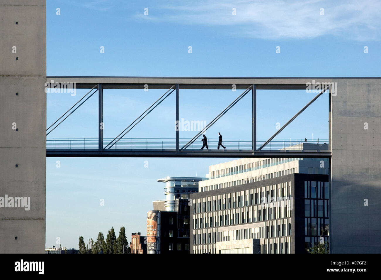 FUß-BRÜCKE VERBINDET DES NEU ERRICHTETEN DEUTSCHEN BUNDESTAG-KOMPLEXES AN DER SPREE IN BERLIN-DEUTSCHLAND-EUROPA-EU Stockfoto