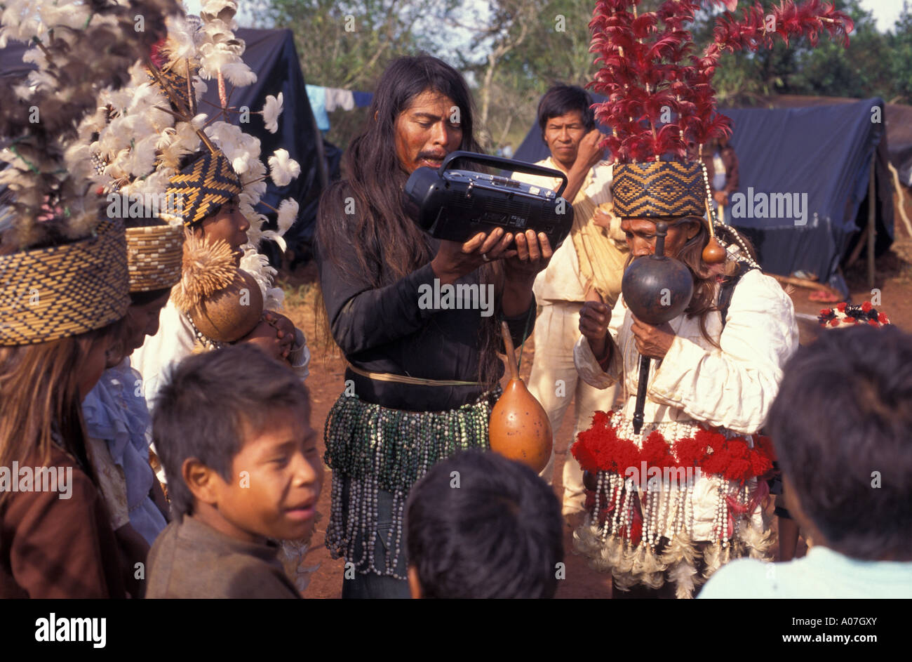 Brazilien. Guarani - Kaiowas Ureinwohner. Eingeborenen aufzeichnen ihrer Lieder und kulturellen Traditionen. Stockfoto