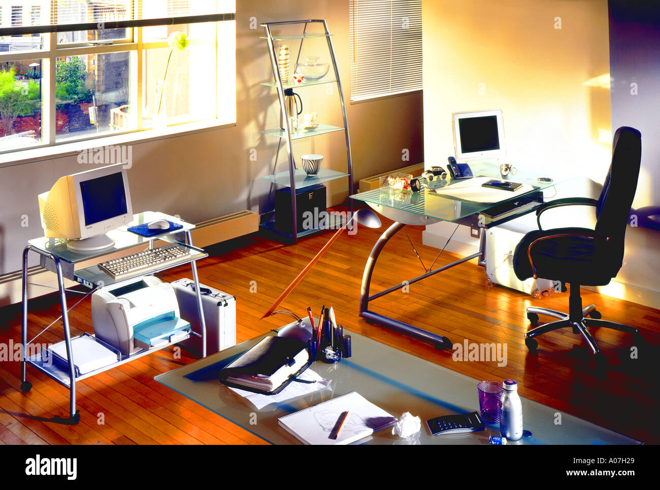 Stuhl, Schreibtisch, Teppich, Architektur, Business, Horizontal, im Haus, Büro, In einer Reihe, ordentlich, Tag, beleuchtet, Schaufenster-Innenräume, Stockfoto