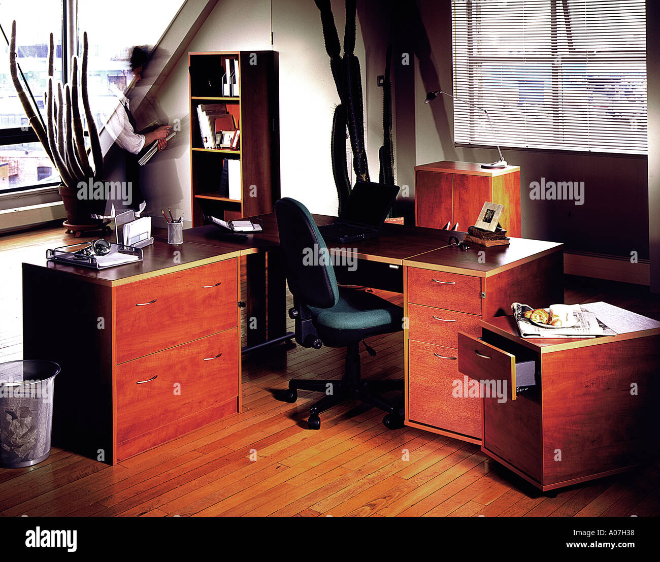 Stuhl, Schreibtisch, Teppich, Architektur, Business, Horizontal, im Haus, Büro, In einer Reihe, ordentlich, Tag, beleuchtet, Schaufenster-Innenräume, Stockfoto
