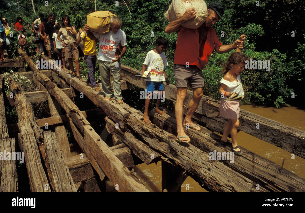 Transamazonica Straße, Amazonas, Bundesstaat Para, Brasilien. Brücke zerstört. Mangel an Infrastruktur. Stockfoto