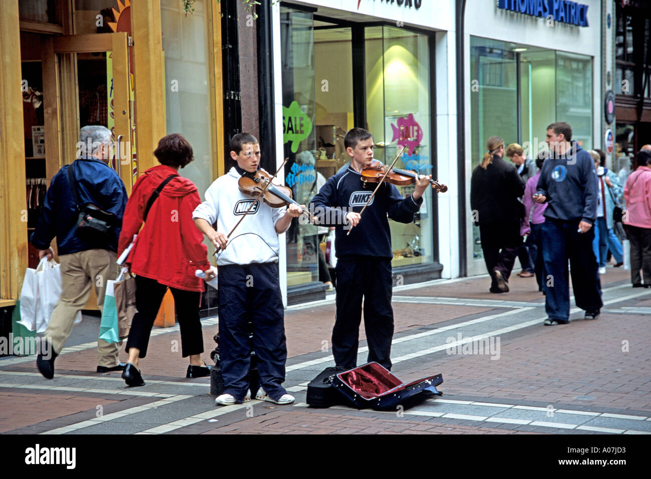 DUBLIN Republik von Irland Europa Juni zwei Teenager Entertainer spielt die Geige in Grafton Street Stockfoto