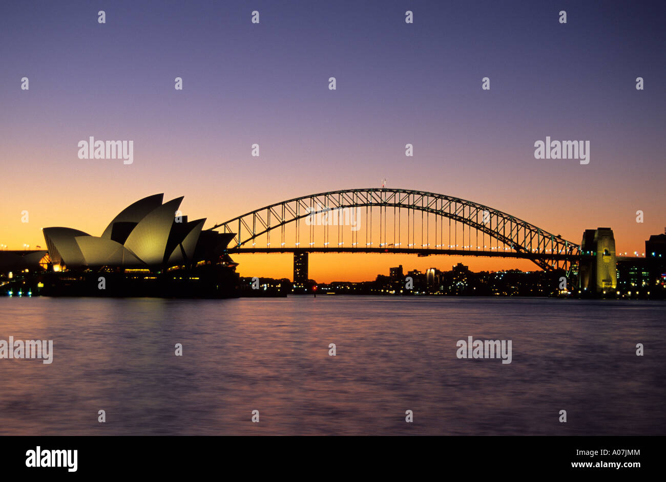 Sydney Opera House und Harbour Bridge, Australien, in der Dämmerung von Frau Macquaries Point gesehen. Stockfoto