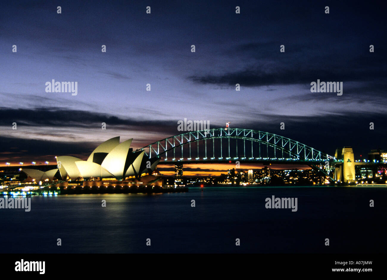 Sydney Opera House und Harbour Bridge, Australien, in der Dämmerung von Frau Macquaries Point gesehen. Stockfoto
