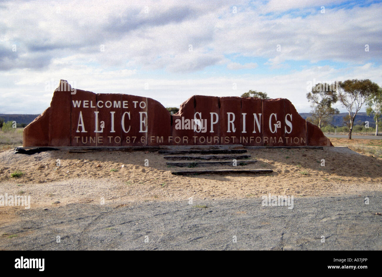Willkommen Sie bei Alice Springs Zeichen auf dem Stuart Highway, Northern Territory, Australien. Stockfoto