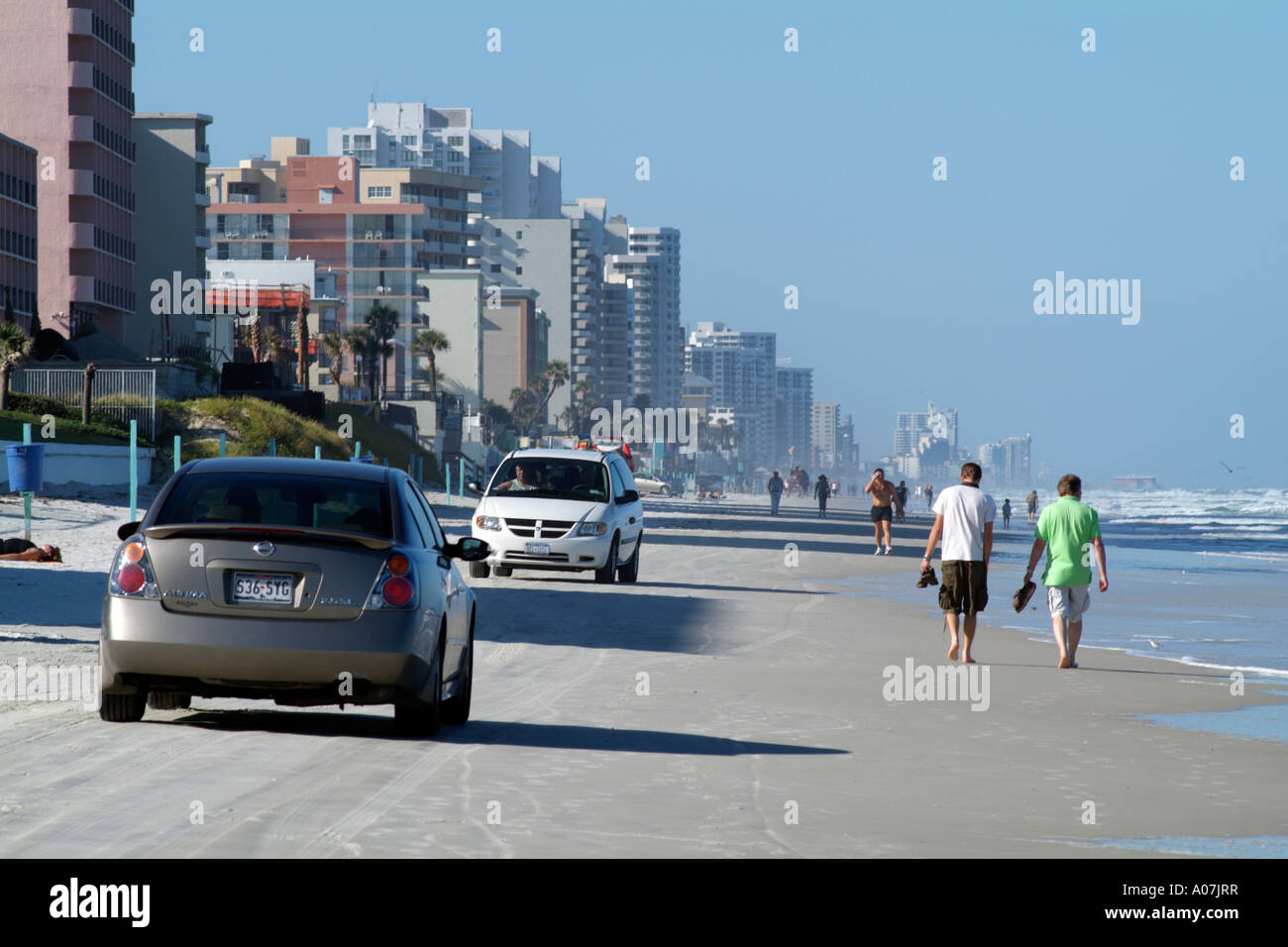 Daytona Beach Florida USA. Autos fahren entlang des Strandes. Stockfoto