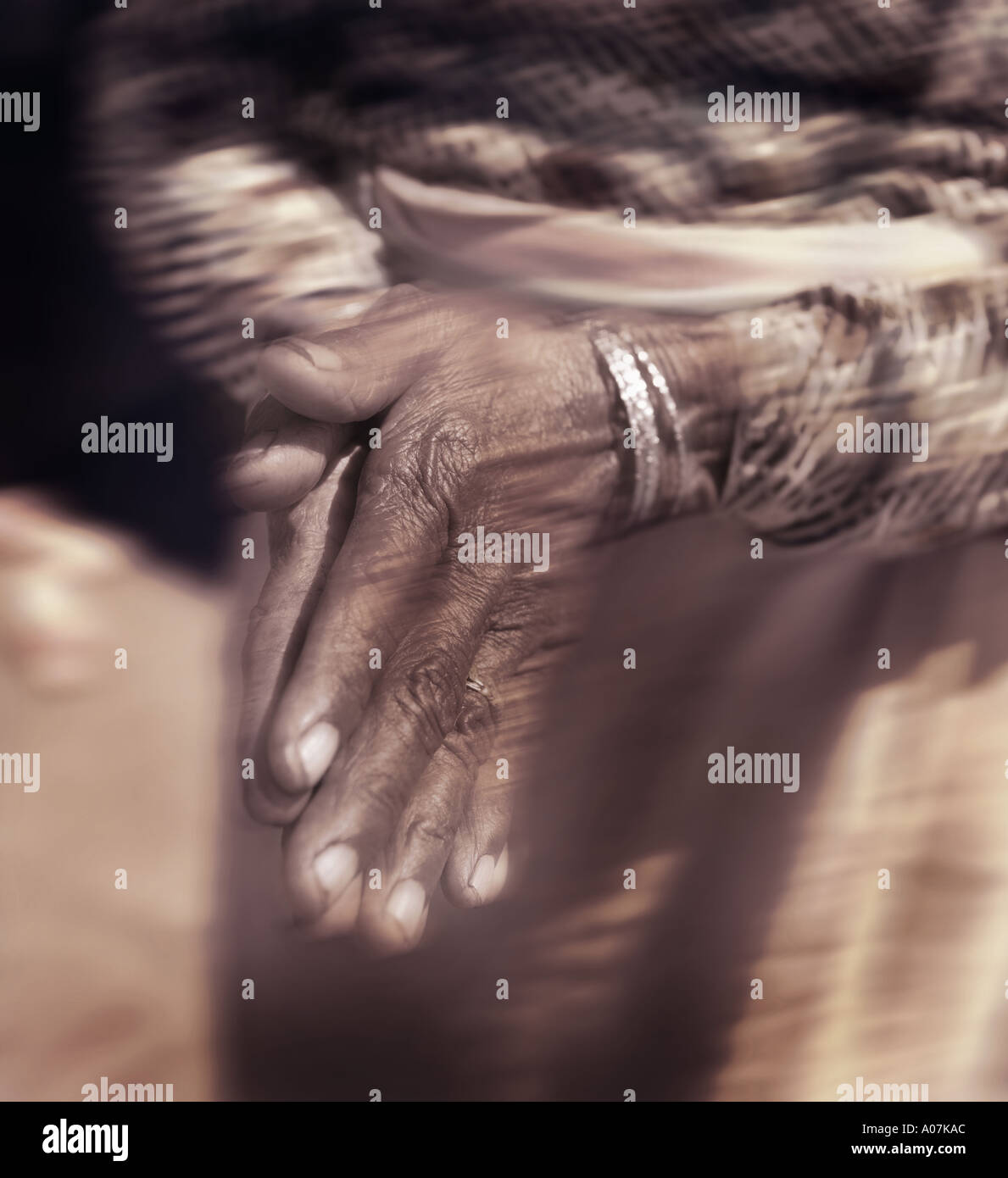 Pflege, Zweisamkeit, Kleid, 12-17 Monate, vertikal, Blick in die Kamera, in voller Länge, im Freien, 6-7 Jahre, barfuß, stehen, halten Stockfoto