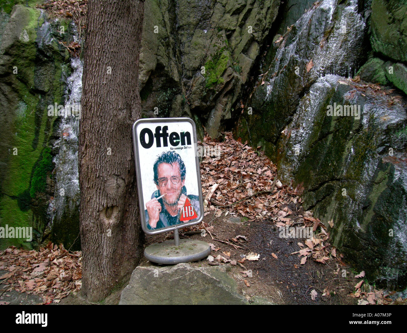 altes Werbeplakat für Zigaretten, die allein in der Natur Stockfoto