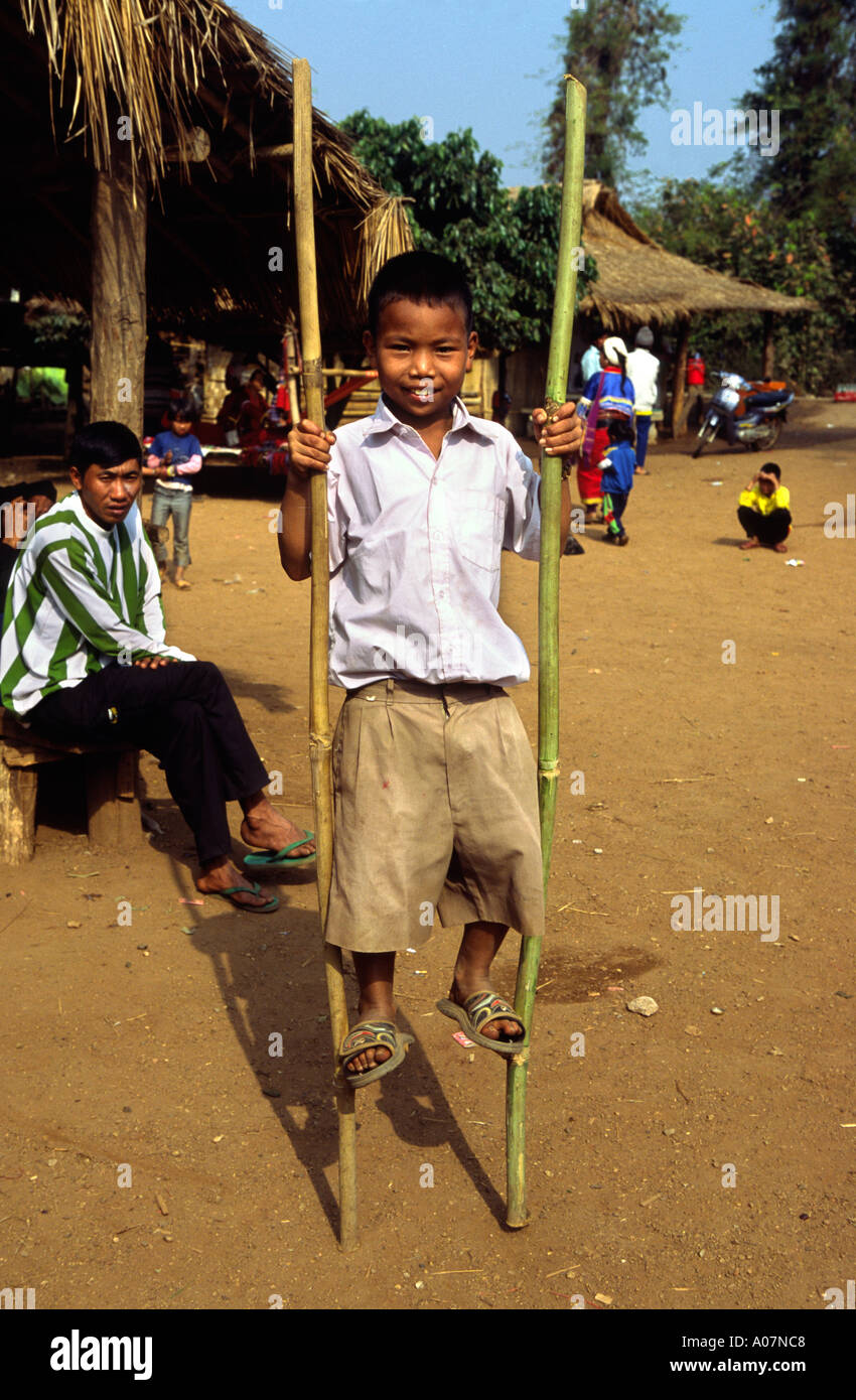 Junge auf Stelzen Lisu Dorf Nord Thailand Stockfoto