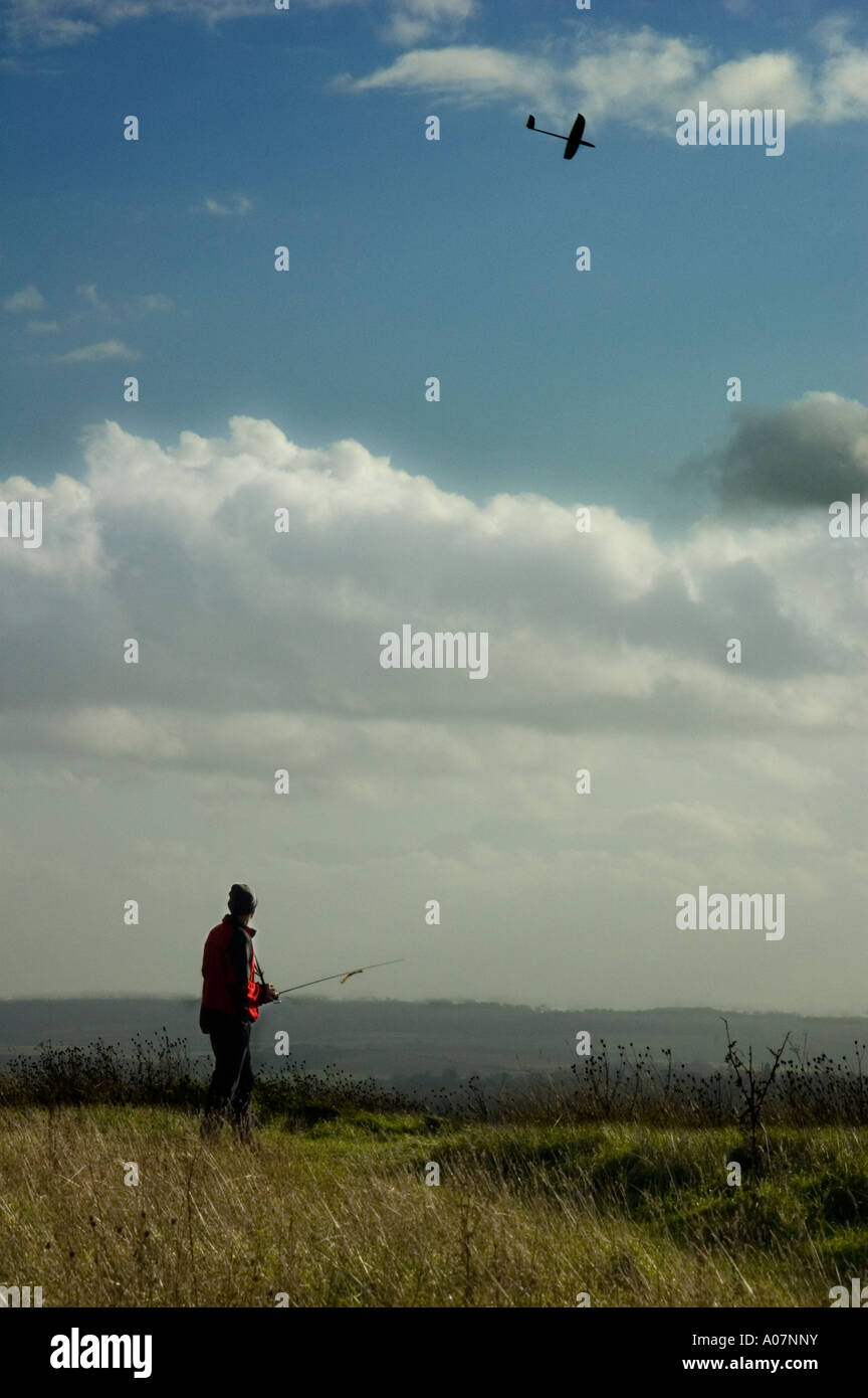Mann fliegen Modell Segelflugzeug Stockfoto