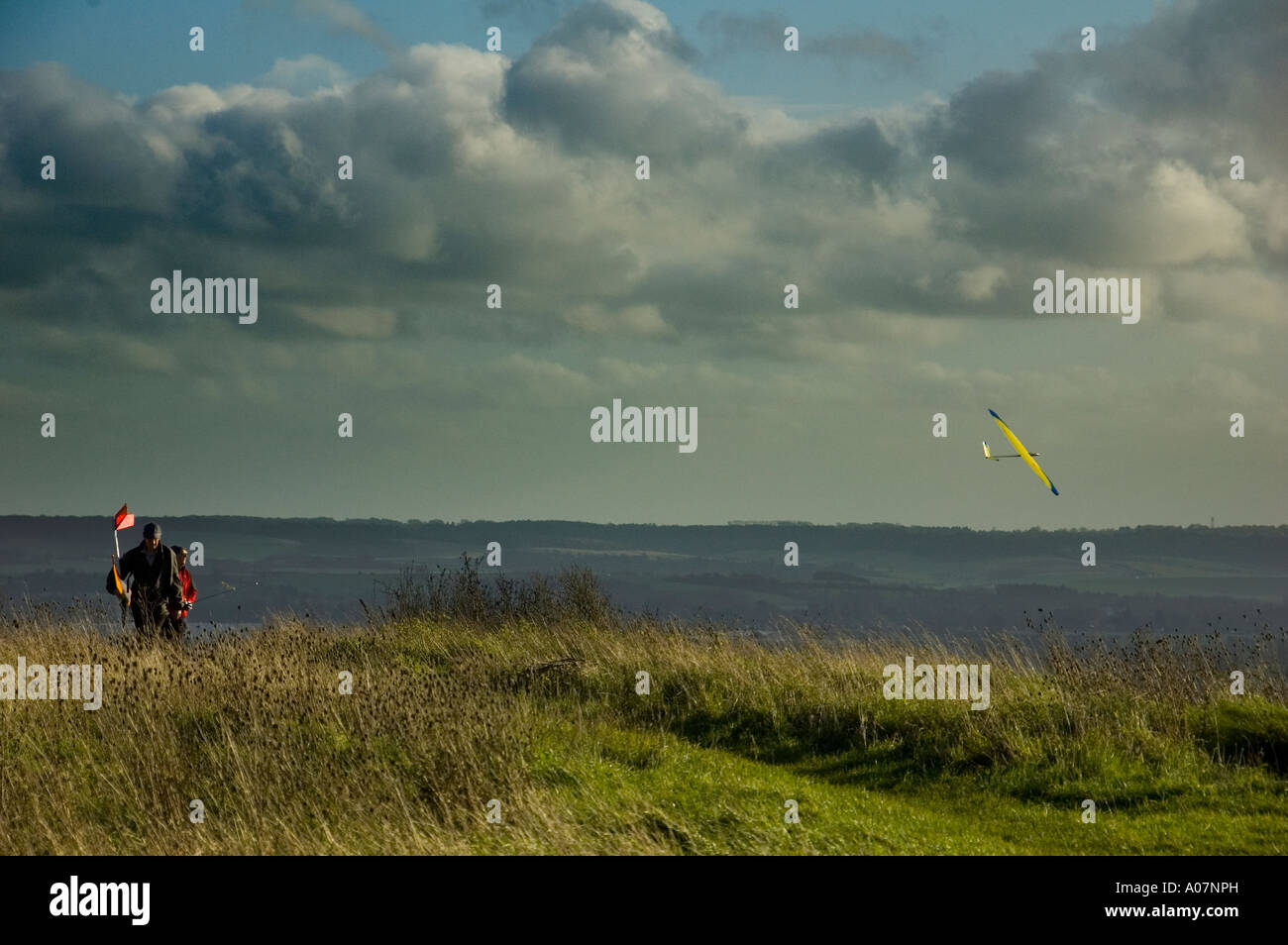 Mann fliegen Modell Segelflugzeug Stockfoto