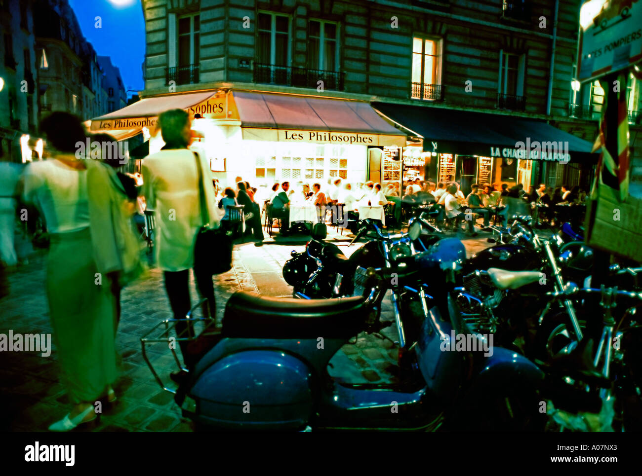 Paris FRANKREICH, Weitwinkelblick, Menschenmassen, im Viertel Le Marais 'Straßenszene' mit 'Les Philoses Restaurant » Bistro Terrace' Stockfoto