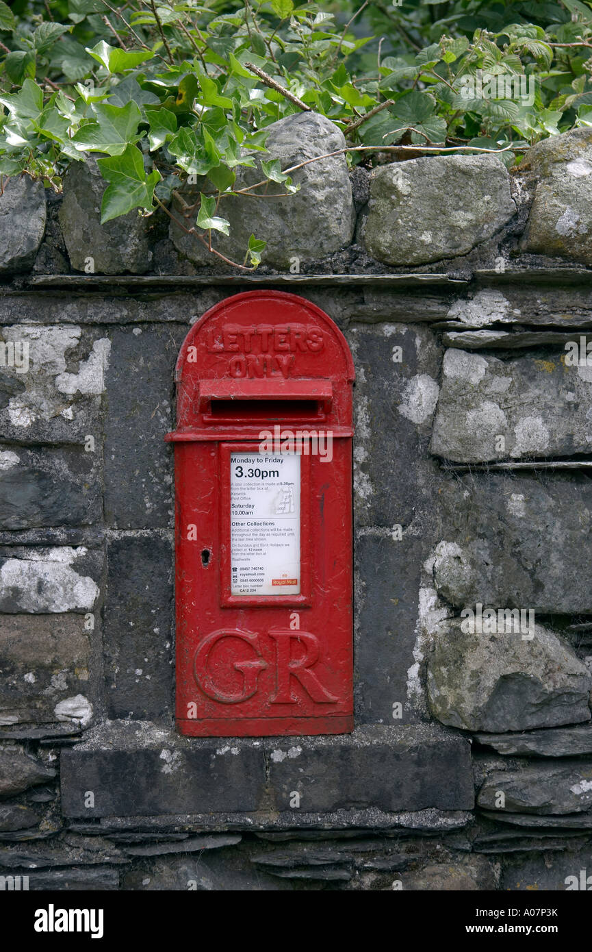 Alte Post Box set in eine Steinmauer im englischen Lake District Stockfoto