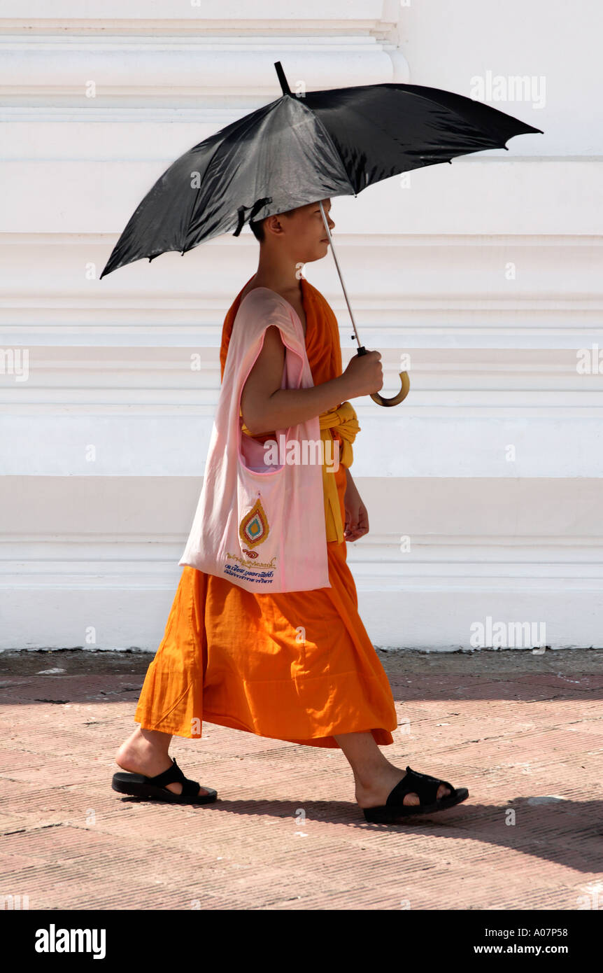 Mönch mit Sonnenschirm am Phra Pathom Chedi Thailand Stockfoto