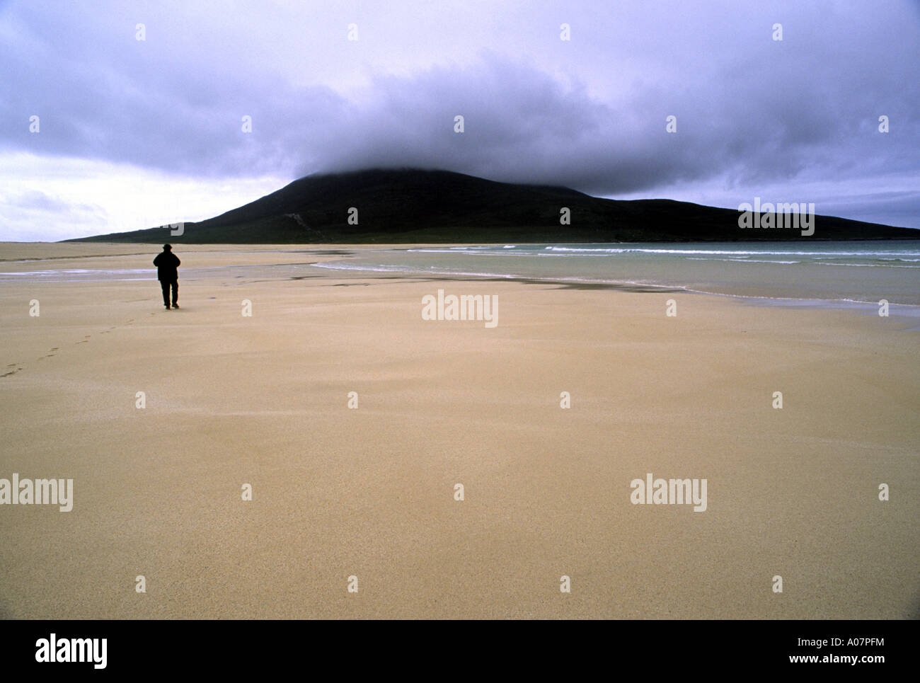 Einsame Wanderer am Sandstrand Scaraster Bay, Isle of Harris Stockfoto