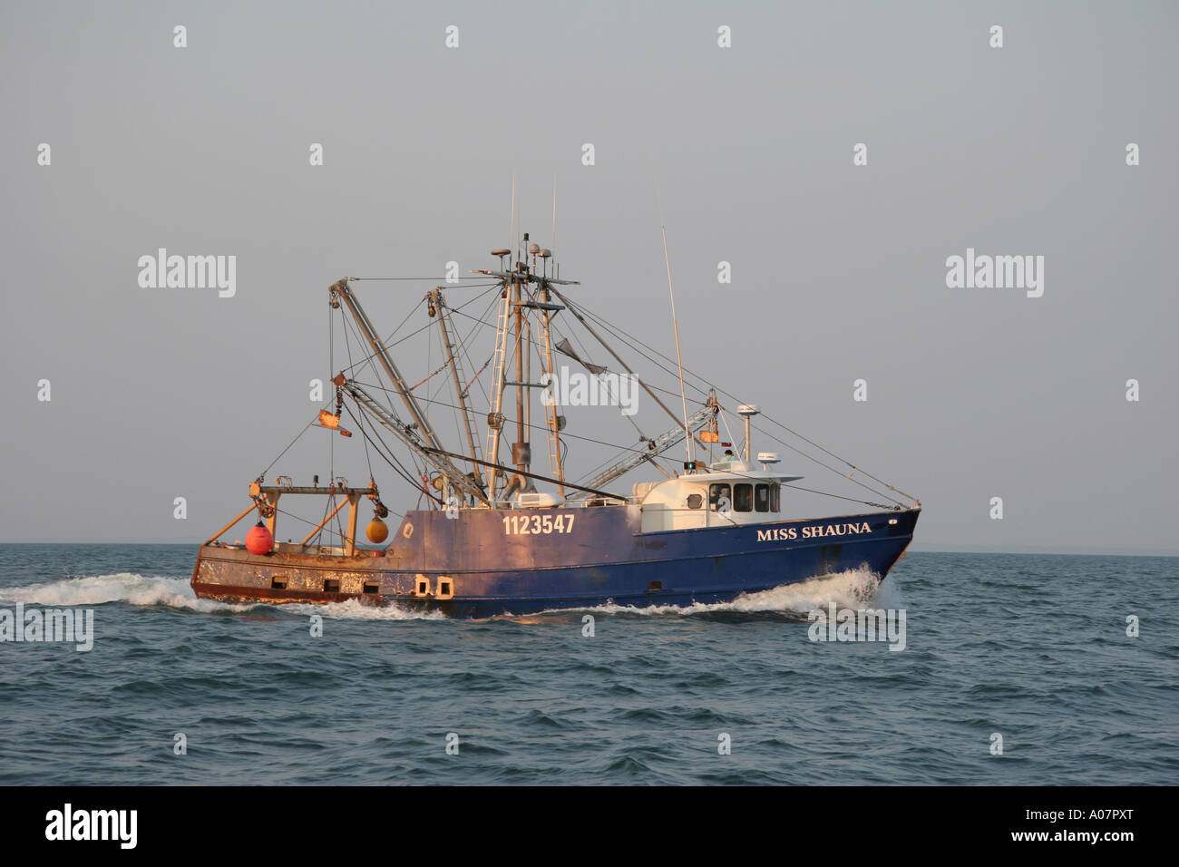 Angelboot/Fischerboot vor der Küste Stockfoto