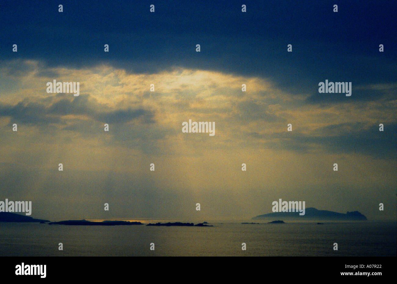 Nebligen Landschaft mit Meer und die Inseln sehen Blasket Islands von Slea Head County Kerry Stockfoto