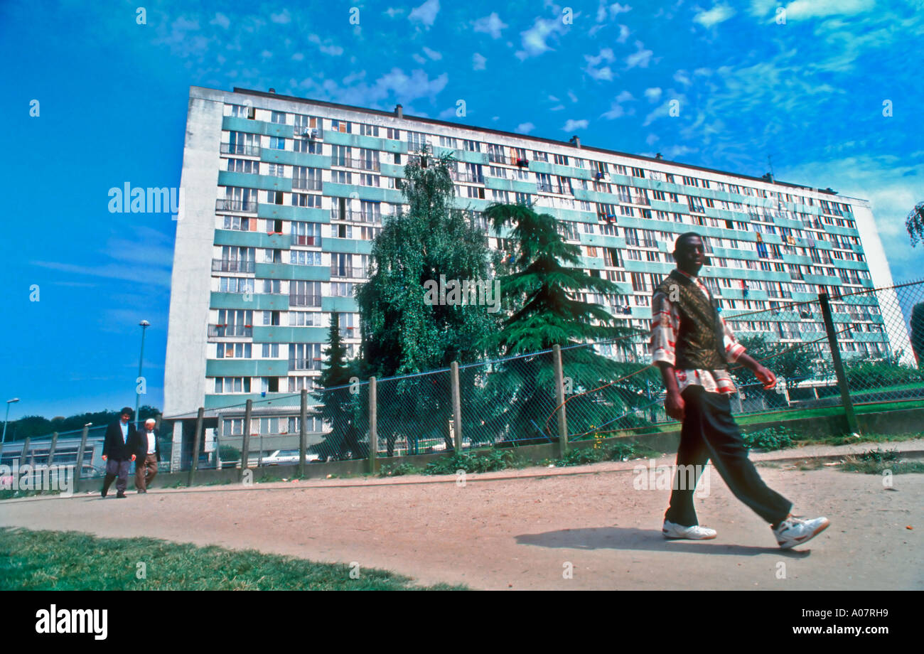 Montfermeil Frankreich, Pariser Vororte, 'Les Bosquets' Low Income Public Housing Project HLM, saint denis Building Low Angle view of Housing Estate African Stockfoto