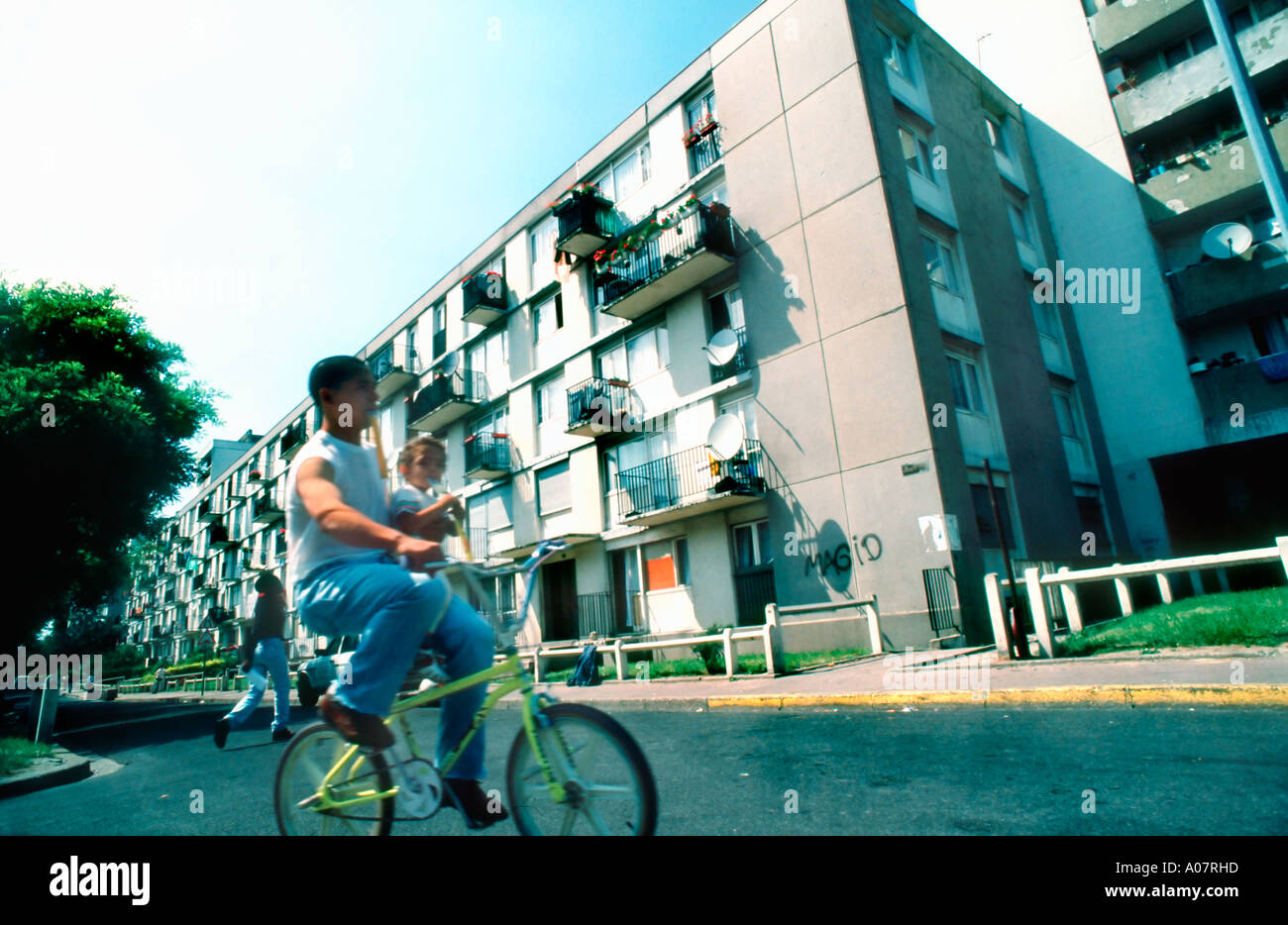 Montfermeil, Frankreich, Kinder mit niedrigem Einkommen spielen außerhalb der Pariser Vororte der 1960er Jahre, Teenagerrad, öffentliches Wohnprojekt, modernes Design urbane Kinder Stockfoto