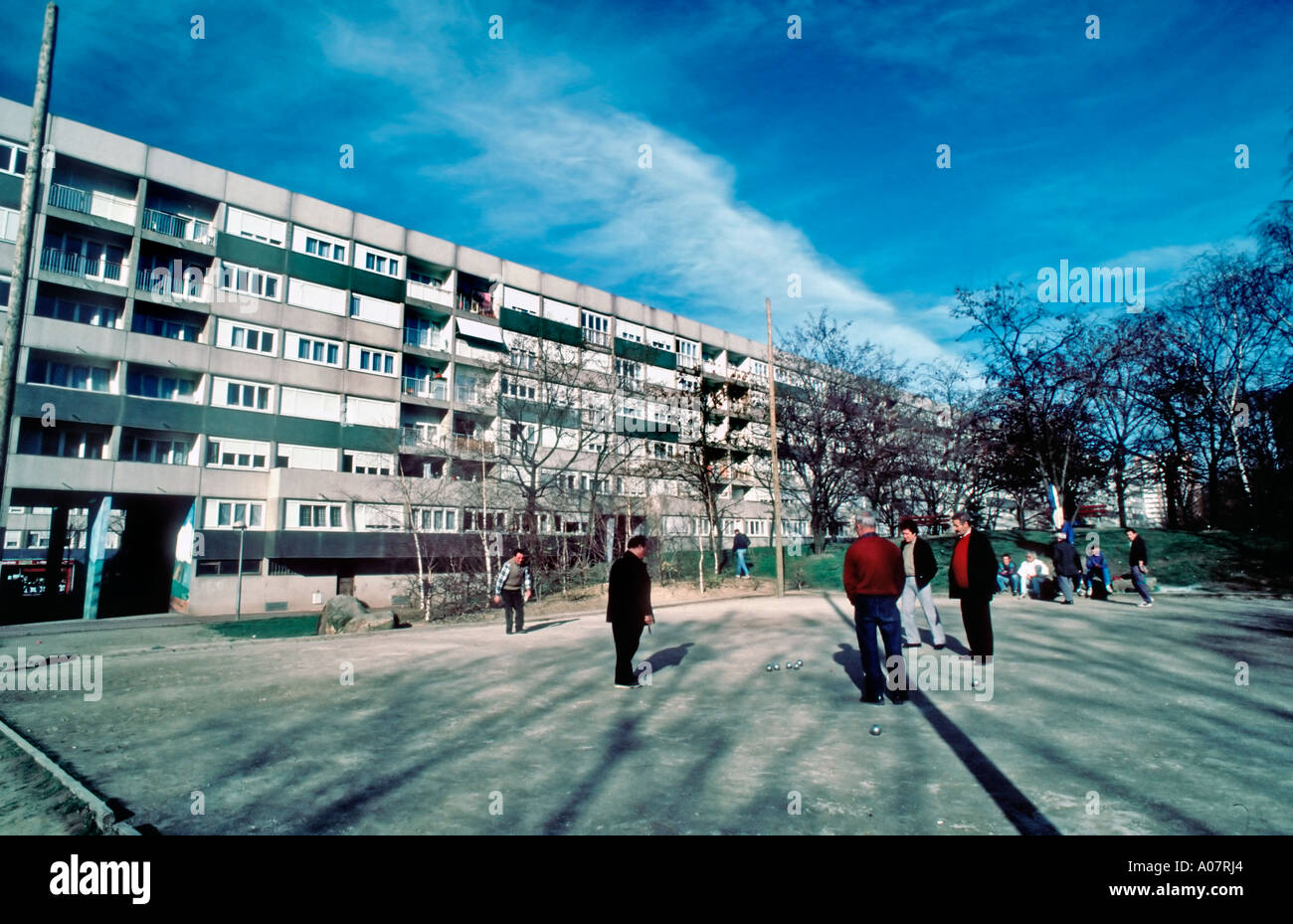 Gennevillers, Frankreich, Pariser Vororte, 'Le Luth' Low Income Public Housing Project HLM Männer spielen Bocce Ball in Back Yard, Council Estate, modern, Stockfoto