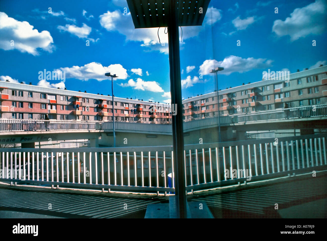 nanterre frankreich, Vororte öffentliche Sozialwohnungen Projekte, HLM Detail Fassade modernes Fenster Spiegelbild, Pariser 1960er Jahre Gebäudeentwurf, Stockfoto