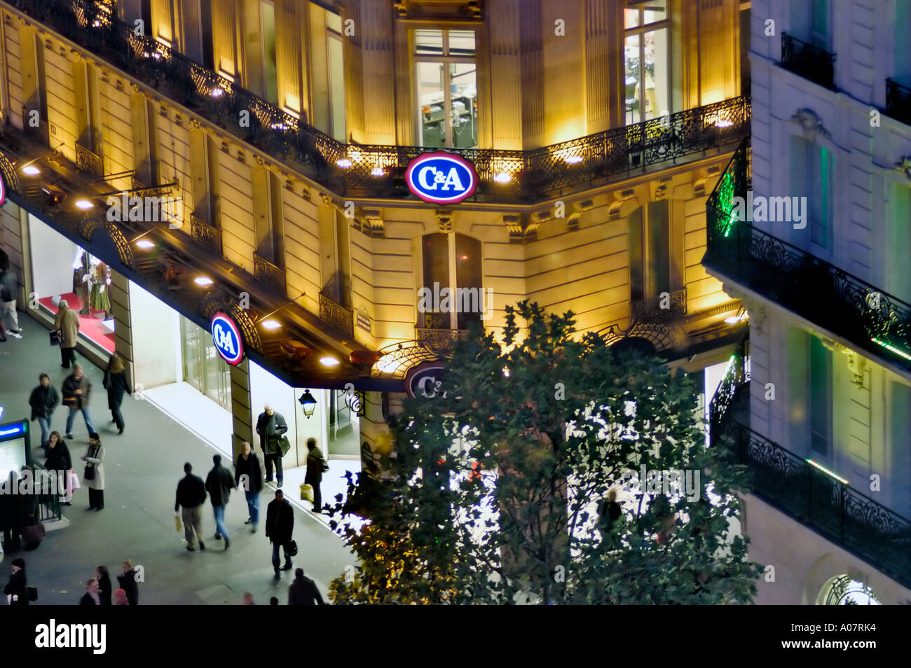 Paris, Frankreich, High Angle, große Menschenmenge, Einkaufsstraße mit Blick auf 'C.A Clothing Store', 'Blvd Haussmann' bei Nacht, Viertel, Licht Stockfoto